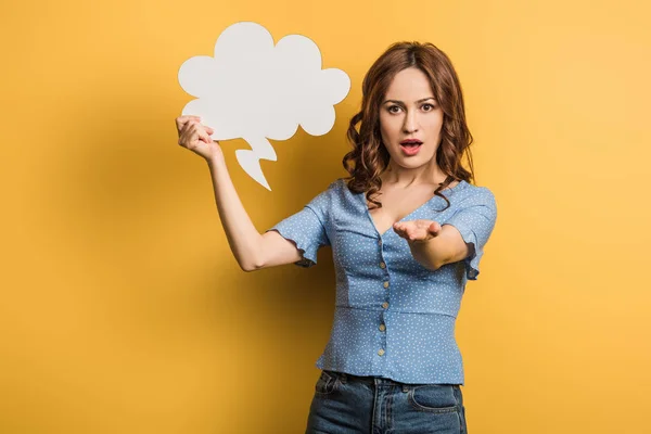 Confident Woman Holding Thought Bubble While Standing Outstretched Hand Yellow — Stock Photo, Image