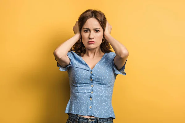 Menina Descontente Cobrindo Orelhas Com Mãos Fundo Amarelo — Fotografia de Stock