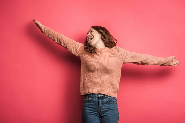 Menina Feliz Rindo Com Braços Abertos Fundo Rosa — Fotografia de Stock