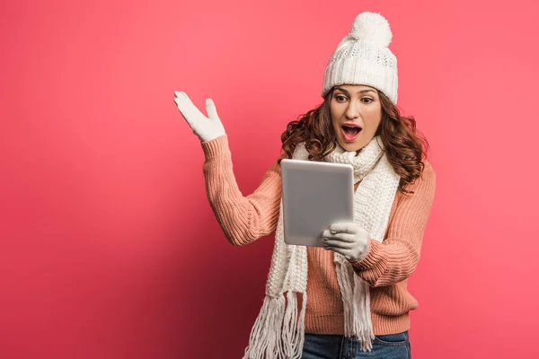 Ragazza Sorpresa Caldo Cappello Sciarpa Guardando Tablet Digitale Sfondo Rosa — Foto Stock
