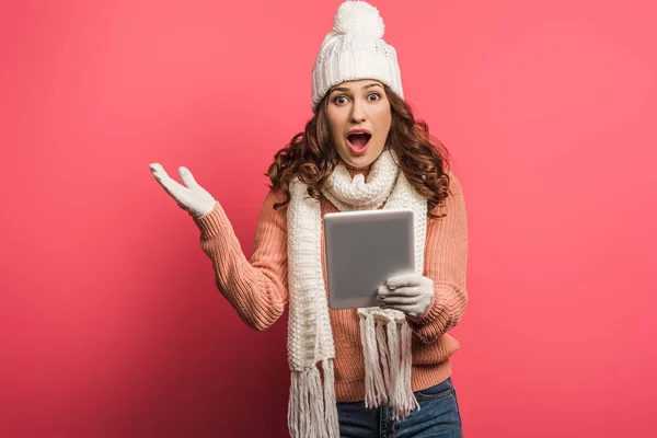 Shocked Girl Warm Hat Scarf Holding Digital Tablet Pink Background — 스톡 사진