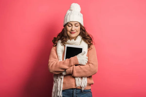 Mosolygós Lány Meleg Kalap Sál Gazdaság Digitális Tabletta Csukott Szemmel — Stock Fotó