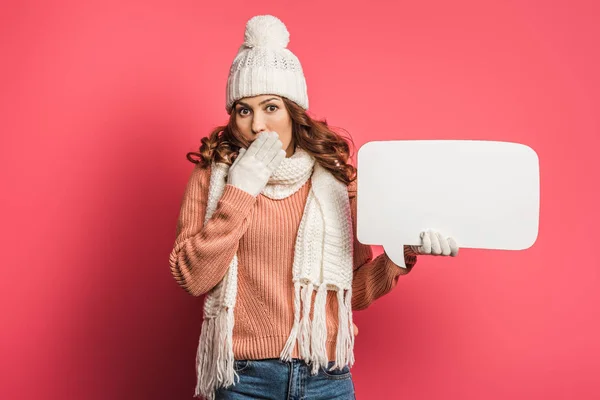 Shocked Girl Warm Hat Scarf Covering Mouth While Holding Speech — Stock Photo, Image