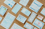 Horní pohled na design uživatelských zkušeností na dřevěném stole