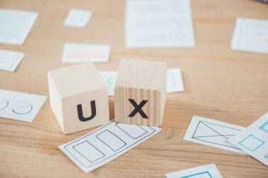 Tahta küplerin seçici odak noktası. Tablonun üzerinde ux harf ve düzenler var.