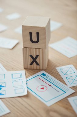 Web sitesinin seçici odak noktası tablo üzerinde ux harfli şablonlar ve küpler