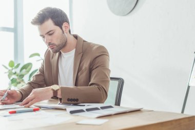 Mobil uygulama için masadaki tasarım geliştirme web sitesi taslaklarının seçici odak noktası