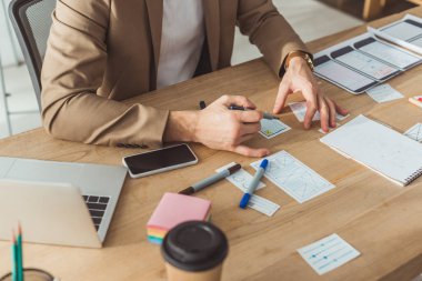 Akıllı telefon ve dizüstü bilgisayarın tasarladığı web sitesi çizimlerinin kırpılmış görünümü