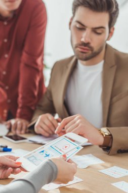 Tasarımcı stüdyosunda çalışan uygulamalı tasarımcıların seçici odak noktası 