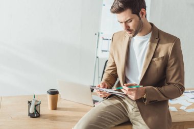 Tasarım stüdyosunda kullanıcı deneyimi tasarımı geliştiren tasarımcının seçici odağı