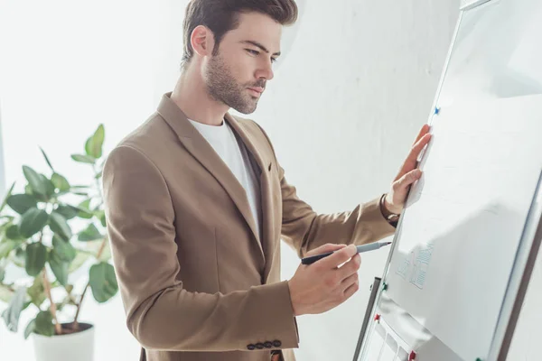 Seitenansicht Schöner Designer Plant Website Für App Entwicklung Auf Whiteboard — Stockfoto