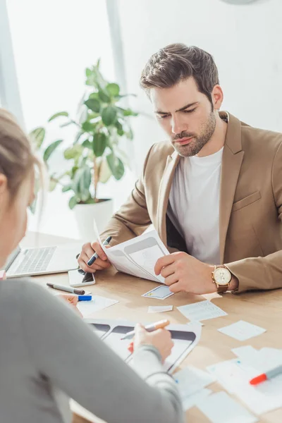 Enfoque Selectivo Los Diseñadores Que Planifican Plantillas Móviles Aplicaciones Web — Foto de Stock