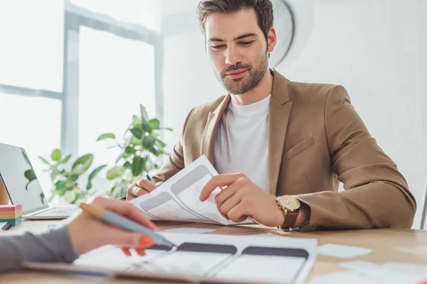 Enfoque Selectivo Los Diseñadores Que Trabajan Con Diseño Estructura Aplicación — Foto de Stock