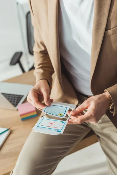 Vista Recortada Del Diseñador Trabajando Con Diseños Plantilla Sitio Web — Foto de Stock