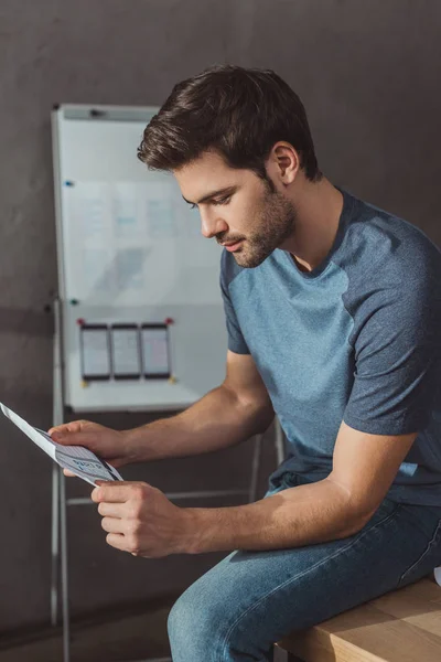 Side View Designer Holding Template Mobile Wireframe Sketches While Sitting — 스톡 사진