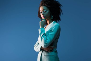  Çekici Afro-Amerikan kadın takım elbiseli, mavi giyinmiş.