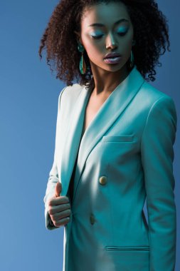 Çekici Afro-Amerikan kadın takım elbiseli, mavi giyinmiş. 