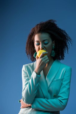 Makyajlı ve limon yiyen afro-amerikan kadın.