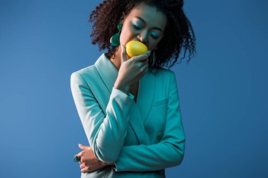 Makyajlı ve limon yiyen afro-amerikan kadın.