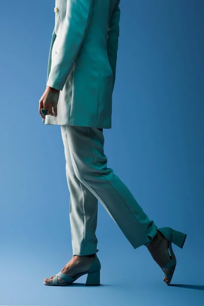 Vista Recortada Mujer Afroamericana Traje Caminando Sobre Fondo Azul — Foto de Stock