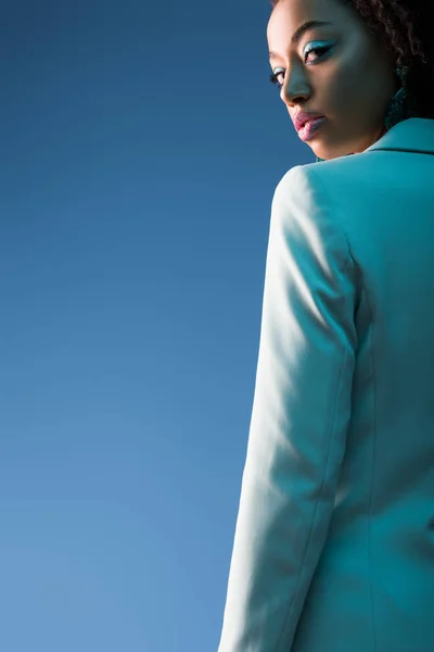 Mujer Afroamericana Mirando Cámara Aislada Azul — Foto de Stock