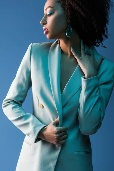Ελκυστική Αφροαμερικανή Γυναίκα Κοστούμι Απομονωμένη Στο Μπλε — Φωτογραφία Αρχείου