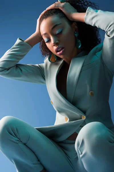 Afrikaans Amerikaanse Vrouw Elegante Pak Met Gesloten Ogen Geïsoleerd Blauw — Stockfoto