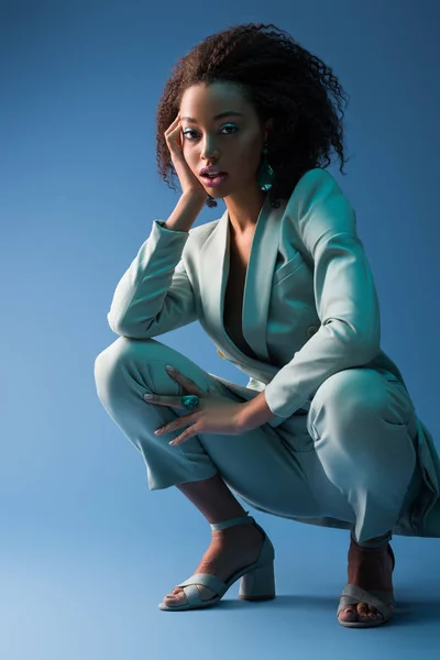 Atrakcyjna Afroamerykanka Eleganckim Garniturze Niebieskim Tle — Zdjęcie stockowe