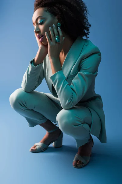 Atractiva Mujer Afroamericana Traje Sobre Fondo Azul — Foto de Stock