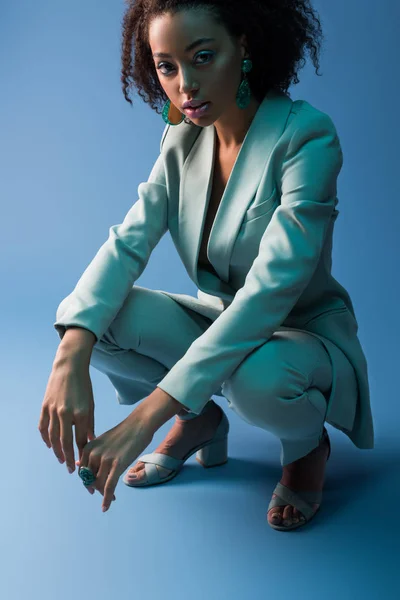 Atrakcyjna Afroamerykanka Eleganckim Garniturze Niebieskim Tle — Zdjęcie stockowe