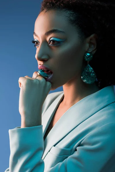 Atraente Elegante Africano Americano Mulher Mordendo Anel Isolado Azul — Fotografia de Stock