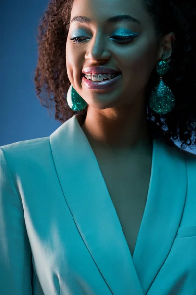 Élégant Afro Américain Femme Dans Bretelles Souriant Isolé Sur Bleu — Photo