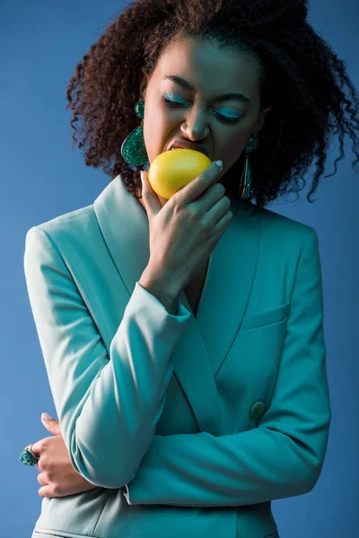 Mulher Americana Africana Elegante Com Maquiagem Comendo Limão Isolado Azul — Fotografia de Stock