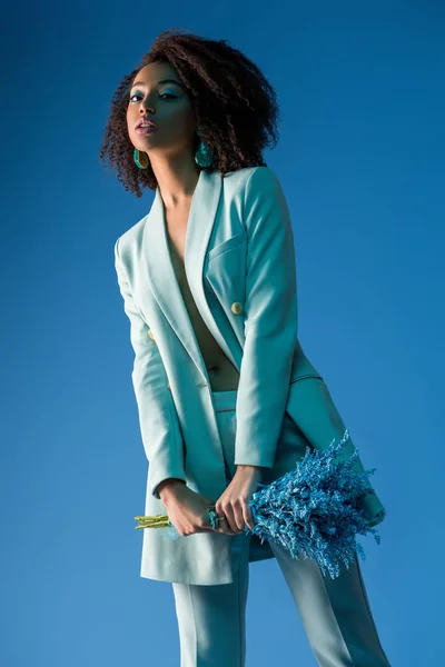 Attractive African American Woman Holding Bouquet Isolated Blue — Stock Photo, Image