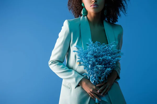 Vista Recortada Mujer Afroamericana Sosteniendo Ramo Aislado Azul — Foto de Stock