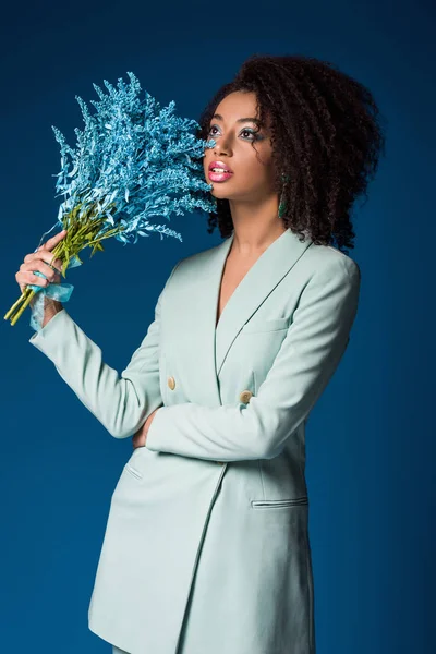 Atractiva Mujer Afroamericana Sosteniendo Ramo Aislado Azul — Foto de Stock