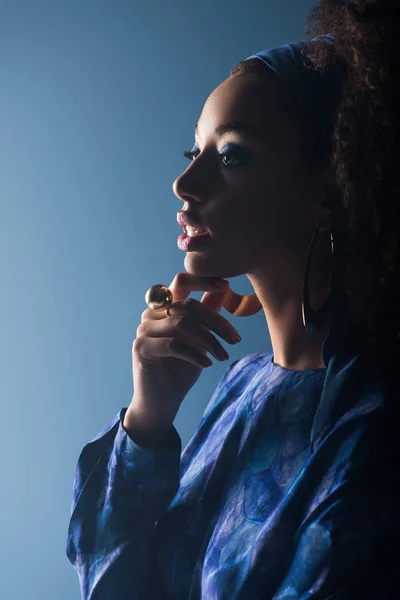 Κομψή Αφροαμερικανή Γυναίκα Κοιτάζει Μακριά Μπλε Φόντο — Φωτογραφία Αρχείου