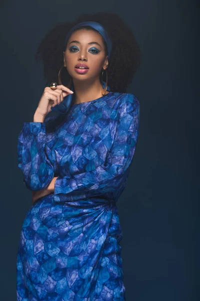 Attrayant Afro Américain Femme Regardant Caméra Isolée Sur Bleu — Photo