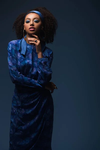 Atractiva Mujer Afroamericana Mirando Cámara Aislada Azul —  Fotos de Stock