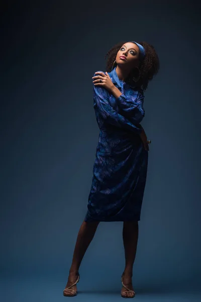 Aantrekkelijke Afrikaanse Amerikaanse Vrouw Zoek Naar Omhoog Blauwe Achtergrond — Stockfoto