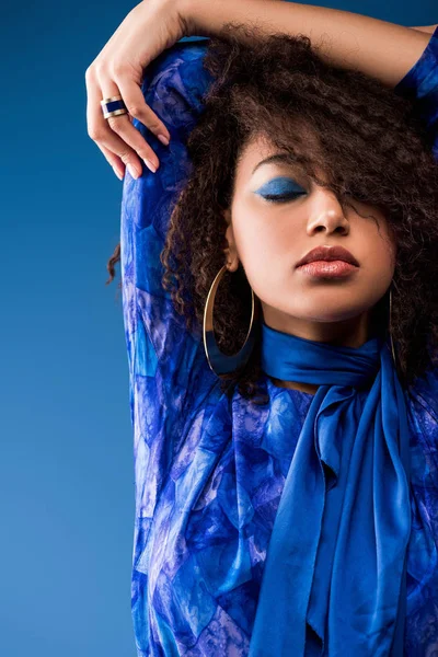 Mujer Afroamericana Con Estilo Vestido Con Los Ojos Cerrados Aislados — Foto de Stock