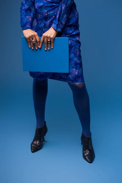 Vista Cortada Mulher Afro Americana Segurando Pasta Isolada Azul — Fotografia de Stock