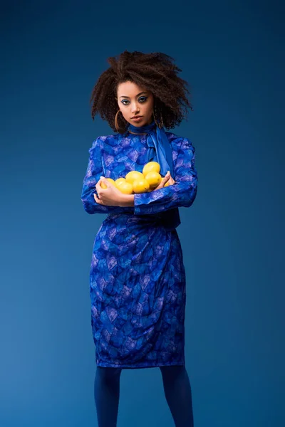 Atractiva Mujer Afroamericana Sosteniendo Limones Aislados Azul — Foto de Stock