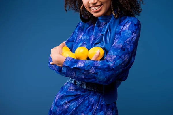 Vista Recortada Sonriente Mujer Afroamericana Sosteniendo Limones Aislados Azul — Foto de Stock