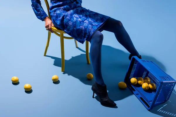 Vista Recortada Mujer Afroamericana Sentada Silla Sobre Fondo Azul — Foto de Stock