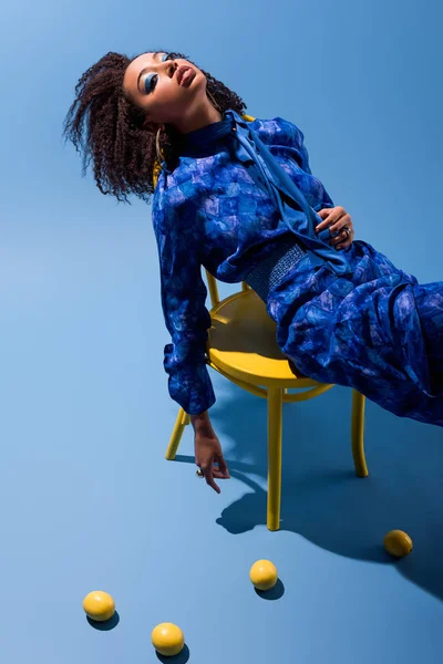 Mujer Afroamericana Sentada Silla Sobre Fondo Azul — Foto de Stock