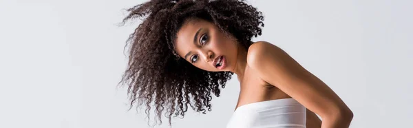 Tiro Panorâmico Mulher Afro Americana Top Branco Isolado Cinza — Fotografia de Stock