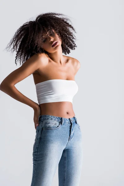 Mujer Afroamericana Top Blanco Aislado Gris — Foto de Stock
