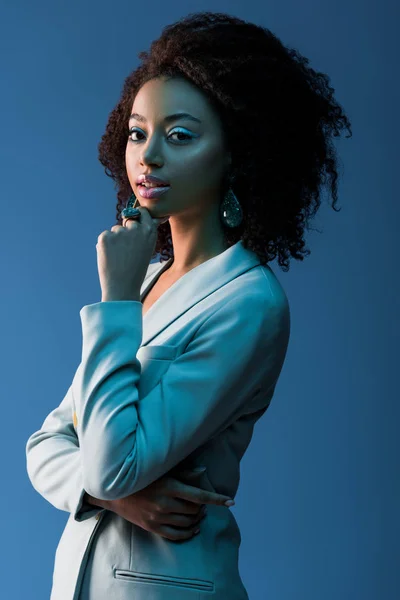 Afro Américaine Veste Regardant Caméra Isolée Sur Bleu — Photo
