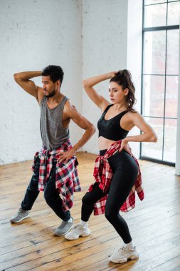 Güzel kız ve yakışıklı Afro-Amerikan erkeği jazz funk dansı yapıyor. 
